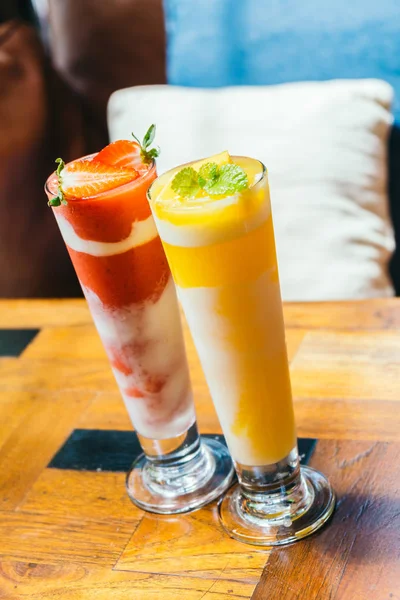 Mango smoothie cam içme buz