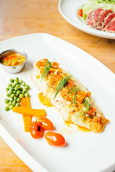 Soslu ızgara levrek Balık eti