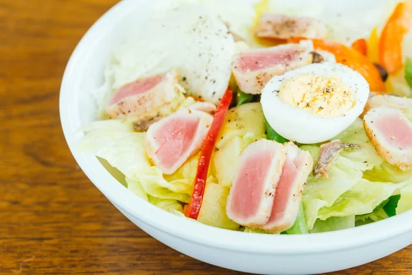 Tonfisk kött och ägg med grönsakssallad — Stockfoto