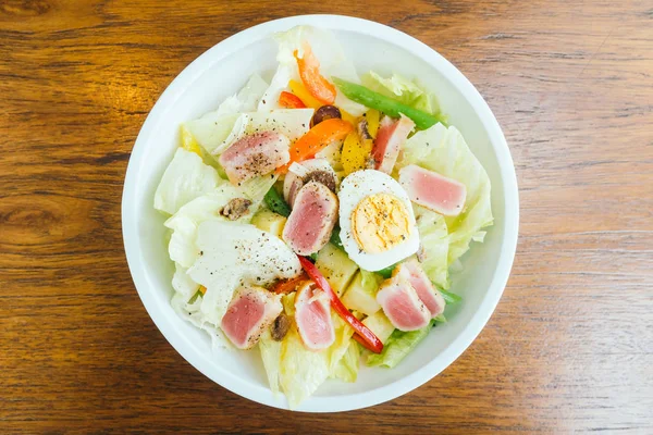 Vlees van de tonijn en ei met groente salade — Stockfoto