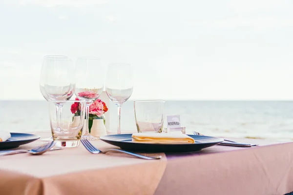 Romántica mesa de comedor con copa de vino y otros — Foto de Stock