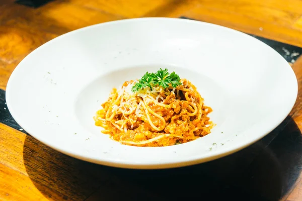 Spagetti veya makarna bolognese beyaz plaka