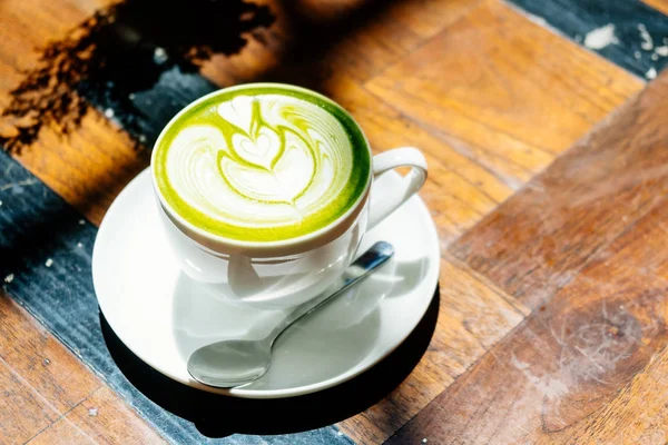 Yeşil çay, sütlü sütlü kahve.