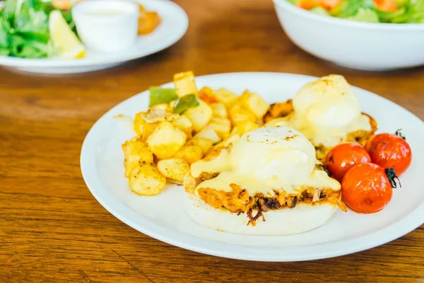 Yumurta benedict beyaz plaka