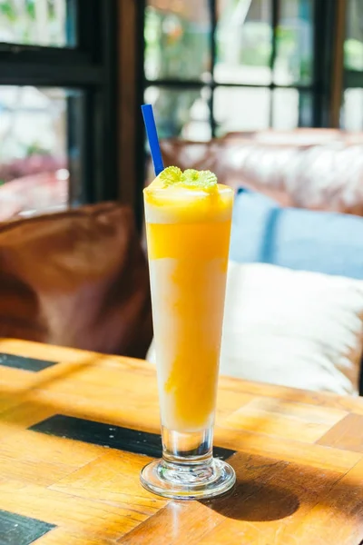 マンゴーのスムージーのグラスを飲むアイス — ストック写真