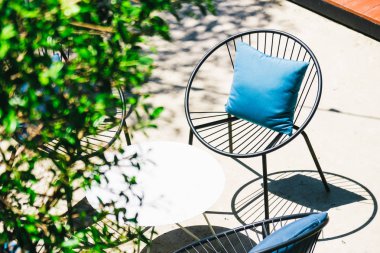 Yastık ile veranda sandalye ve masa ayarla