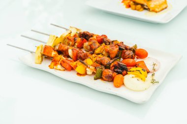 Barbekü et sopa beyaz plaka ızgara