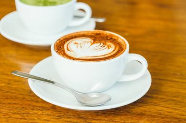 Beyaz fincan sıcak çikolatalı latte