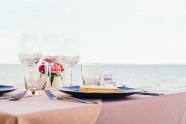 Romantik yemek masası Şarap kadehi ile ayar ve diğer