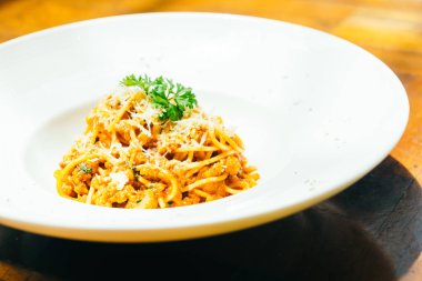 Spagetti veya makarna bolognese beyaz plaka