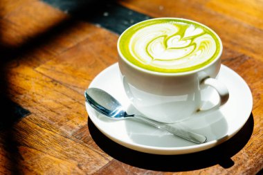 Yeşil çay, sütlü sütlü kahve.