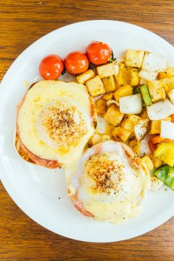 Sebze kahvaltı için yumurta benedict
