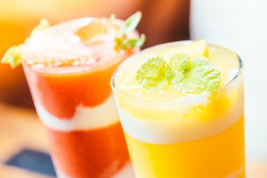 Mango smoothie cam içme buz