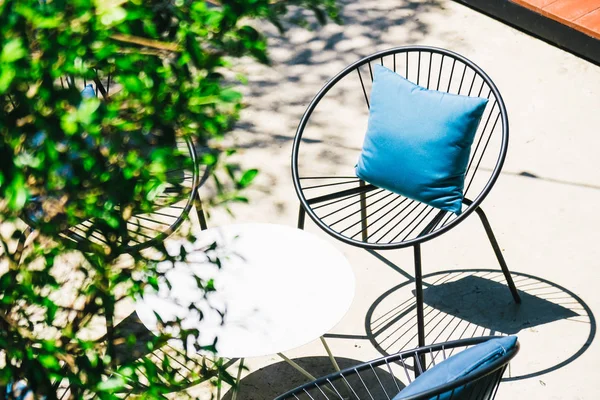 Yastık ile veranda sandalye ve masa ayarla