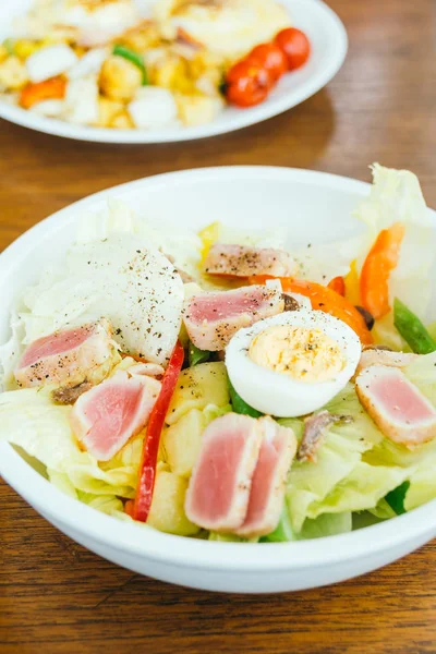 Ton balığı et ve yumurta sebze salatası ile