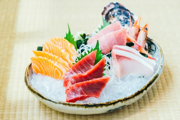 Ham ve taze somon balığı ve diğer sashimi Balık eti