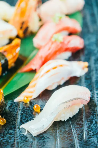 Ham ve taze somon balığı karides ve diğer suşi