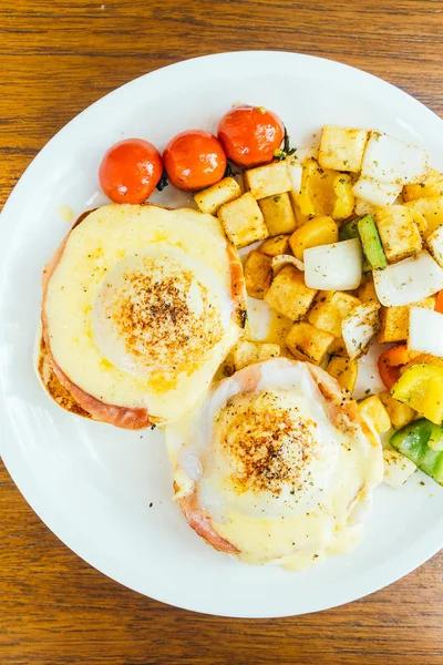 Sebze kahvaltı için yumurta benedict