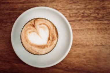 Sıcak latte kahve fincanı