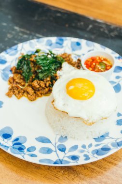 Fesleğen yaprağı ve pirinç ile baharatlı domuz eti