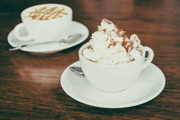 Cioccolata calda di marshmallow in tazza bianca — Foto Stock
