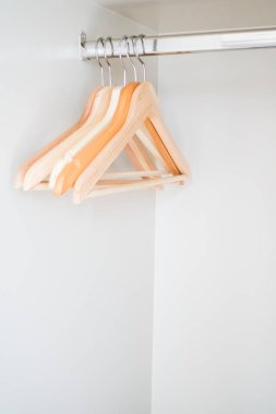 Boş elbise askısı