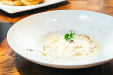 Spagetti carbonara beyaz plaka