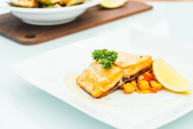 Beyaz tabak içinde somon steak