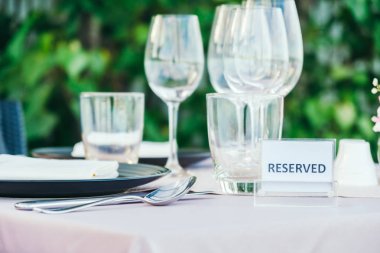 Romantik yemek masası Şarap kadehi ile ayar ve diğer