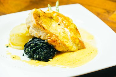 Sebzeli ızgara tavuk göğsü biftek