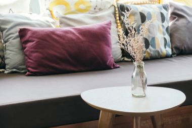 çiçek vazo yastık ve Kanepeli tablo dekorasyon