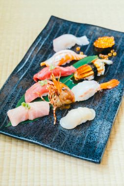 Ham ve taze somon balığı karides ve diğer suşi