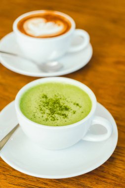 Sıcak yeşil matcha latte beyaz Kupası