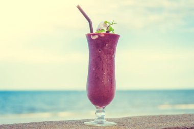 Yaban mersini düzgünleştirir cam