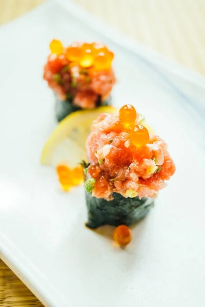 Rotolo di sushi nigiri crudo e fresco — Foto Stock