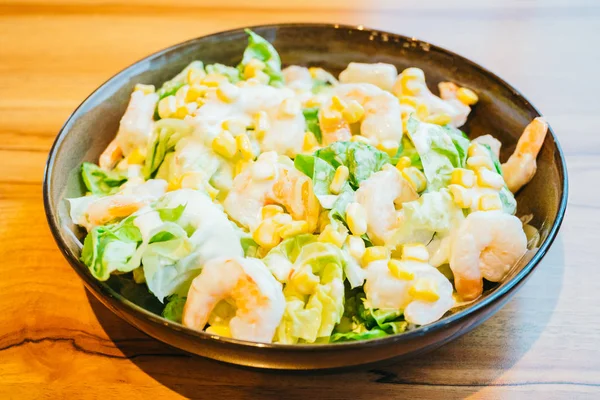 Camarão fresco com salada de legumes — Fotografia de Stock