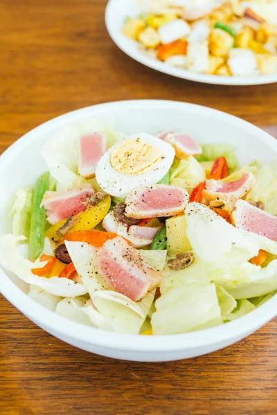 Viande de thon et oeuf avec salade de légumes — Photo