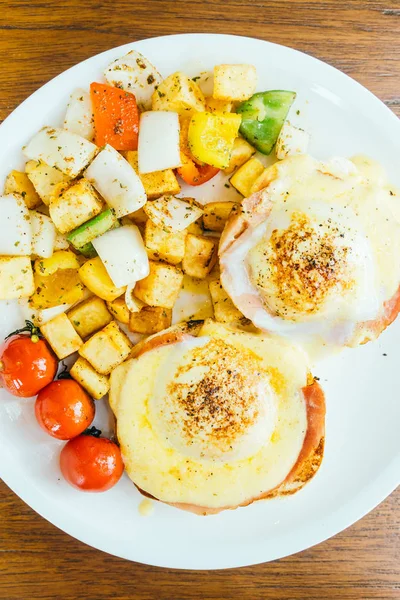 Sebze kahvaltı için yumurta benedict