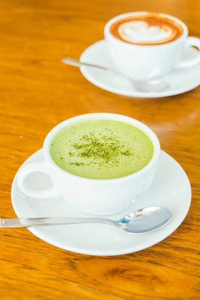 Warme groene matcha latte in witte kop — Stockfoto