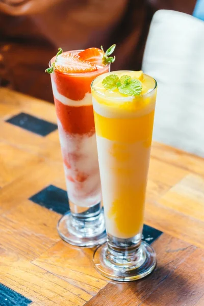 Mango smoothie drinkglas ijs — Stockfoto