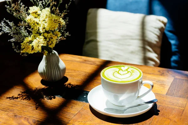 Yeşil çay, sütlü sütlü kahve.