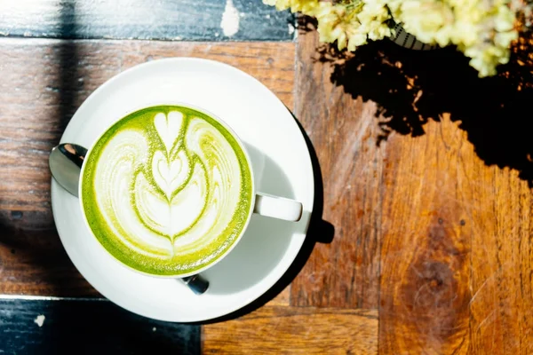 Té verde matcha latte en taza blanca — Foto de Stock