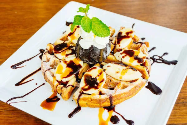 Dolce dessert con pancake e cioccolato gelato — Foto Stock