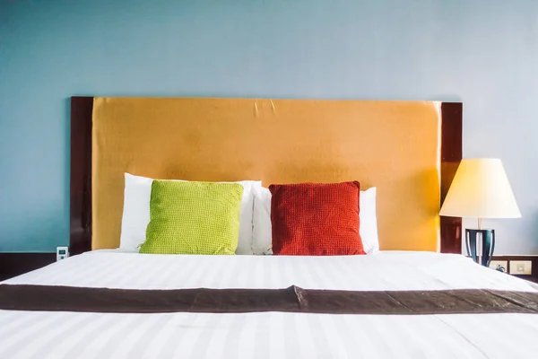 ベッドの装飾インテリアで快適な枕 — ストック写真