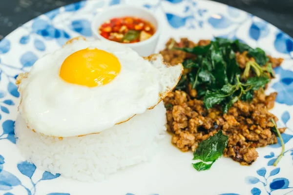 Fesleğen yaprağı ve pirinç ile baharatlı domuz eti