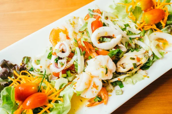 Gemengde pittige seafood salade met Thaise stijl — Stockfoto