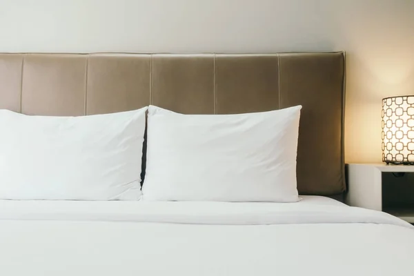Λευκό μαξιλάρι στο κρεβάτι — Φωτογραφία Αρχείου