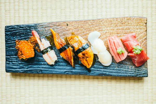 Rauw en vers nigiri sushi roll — Stockfoto