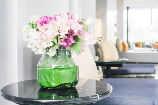 Florero en la mesa — Foto de Stock