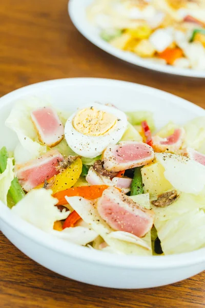 Thunfisch Fleisch und Ei mit Gemüsesalat — Stockfoto